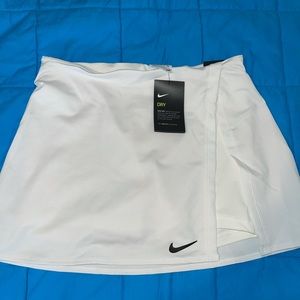 slim fit tennis skirt
